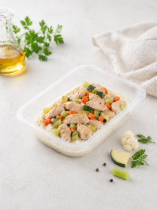Куриная грудка с пюре из цветной капусты, готовое блюдо из птицы