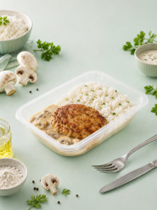 Куриная котлета с рисом и грибным соусом, блюдо для здорового меню