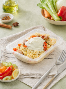 Куриное филе с кус-кусом и овощами в сливочном соусе, блюдо для здорового меню