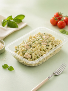 Фарфалле с курицей в сливочном соусе песто, готовое блюдо из птицы