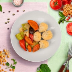 Тефтели куриные на пару и овощное рагу